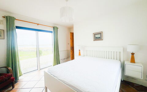 Ballyconneely Hc No.5: Letto, Camera Da Letto, Mobilia, Pavimento, Soffitto, Pavimentazione, Lenzuolo, Bedding, Interior Design, Telaio Del Letto