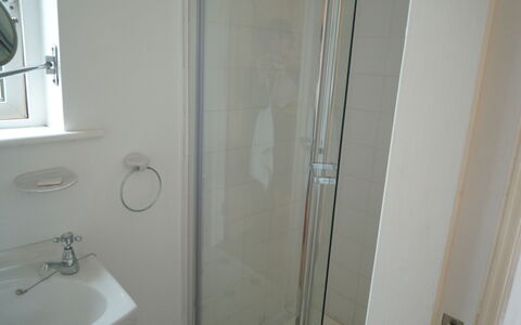 Ballyconneely Hc No.5: Parete, Idraulico Fixture, Bagno, Pavimentazione, Pavimento, Lavandino Del Bagno, Idraulico, Interior Design, Camera, Lavello