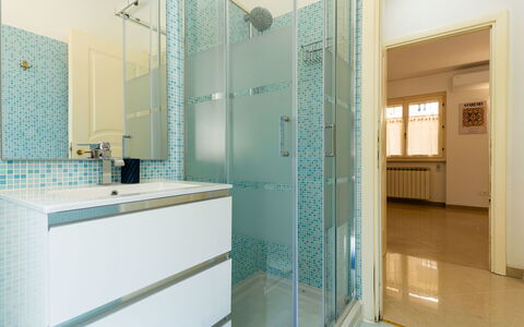 Casa Dell'Ulivo: Pavimentazione, Parete, Pavimento, Interior Design, Idraulico Fixture, Soffitto, Porta, Idraulico, Bagno, Mobiletto Del Bagno