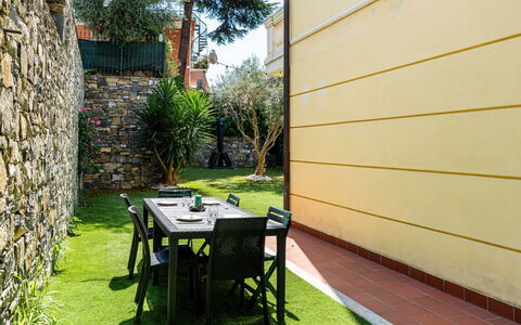 Casa Dell'Ulivo: Pavimentazione, Pavimento, Giardino, Backyard, Shade, Prato, Landscaping, Cortile, Color Legno, Mobili Da Esterno
