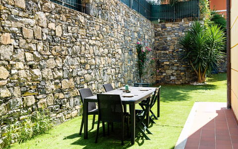 Casa Dell'Ulivo: Muro ​​Di Pietra, Shade, Giardino, Mobili Da Esterno, Backyard, Landscaping, Flagstone, Cortile, Prato, Eco Hotel