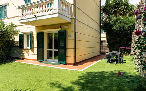 Casa Dell'Ulivo: Casa, Appartamento, Balcone, Condominio, Prato, Cortile, Landscaping, Backyard, Pianta Della Casa, Hotel
