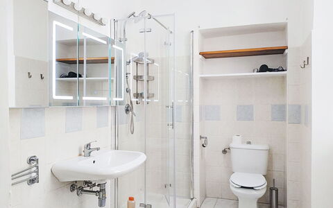 Verbania 695: Bagno, Idraulico Fixture, Lavandino Del Bagno, Interior Design, Lavello, Pavimentazione, Gabinetto, Pavimento, Rubinetto, Toilet Seat