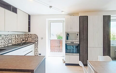 Federica: Pavimentazione, Cucina, Interior Design, Controsoffitto, Pavimento, Legna, Soffitto, Mobilia, Elettrodomestico Da Cucina, Lampada