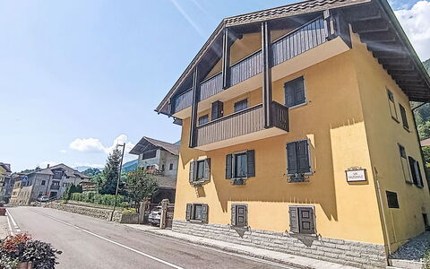 Federica: Costruzione, Finestra, Zona Residenziale, Casa, Casa, Tetto, Insediamento Umano, Villetta, Area Rurale, Villaggio