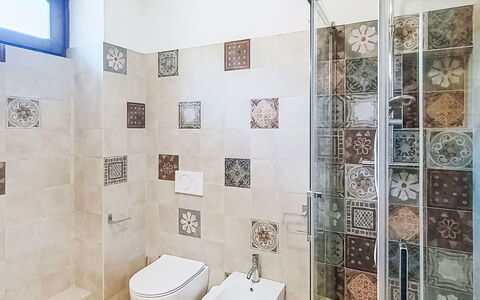 Federica: Pavimentazione, Pavimento, Interior Design, Piastrella, Idraulico Fixture, Porta, Bagno, Idraulico, Gabinetto