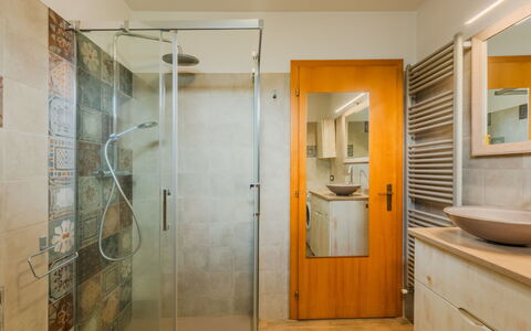 Federica: Pavimentazione, Idraulico Fixture, Interior Design, Bagno, Pavimento, Lavandino Del Bagno, Soffitto, Idraulico, Doccia, Illuminazione