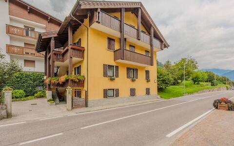 Federica: Finestra, Facciata, Casa, Zona Residenziale, Quartiere, Architettura, Casa, Porta, Insediamento Umano, Balcone