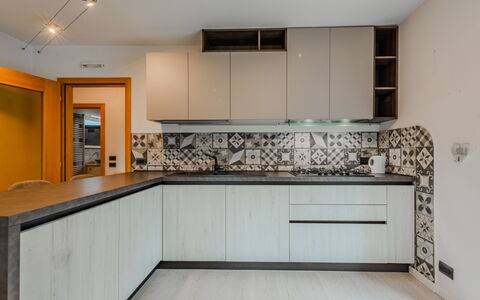 Federica: Cucina, Controsoffitto, Interior Design, Pavimentazione, Legna, Elettrodomestico Da Cucina, Cabinetry, Pavimento, Architettura, Apparecchio Major
