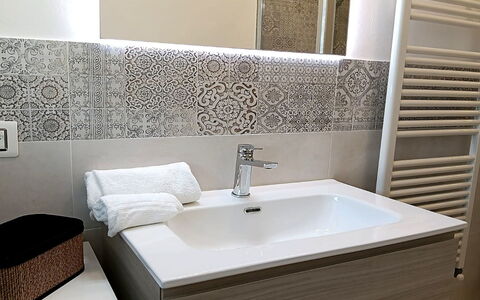 Oasi Blocco a: Idraulico Fixture, Lavandino Del Bagno, Pavimentazione, Interior Design, Lavello, Pavimento, Bagno, Rubinetto, Idraulico, Mobiletto Del Bagno