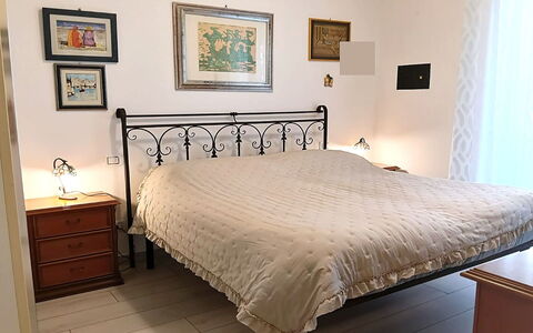Oasi Blocco a: Letto, Mobilia, Camera Da Letto, Bedding, Lenzuolo, Pavimentazione, Pavimento, Interior Design, Biancheria, Telaio Del Letto