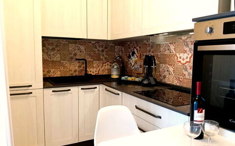 Oasi Blocco a: Cucina, Elettrodomestico Da Cucina, Controsoffitto, Apparecchio Major, Legna, Cucina Stufa, Interior Design, Stufa, Cabinetry, Pavimentazione