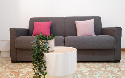 Sole Mare Sicilia: Mobilia, Divano, Soggiorno, Interior Design, Cuscino, Lancia Cuscino, Comfort, Pavimento, Cuscino