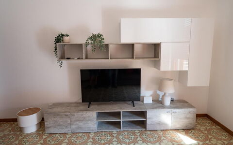 Sole Mare Sicilia: Mobilia, Scaffalature, Legna, Interior Design, Pavimentazione, Mensola, Pavimento, Camera, Soggiorno, Casa