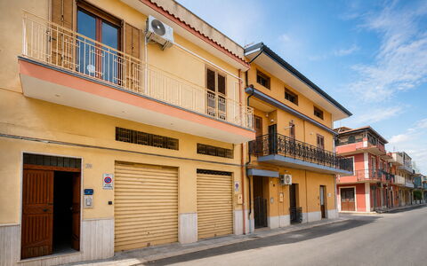 Sole Mare Sicilia: Costruzione, Finestra, Giallo, Manto Stradale, Strada, Cittadina, Quartiere, Zona Residenziale, Strada, Asfalto