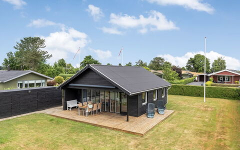 Solvey - 700M from the Sea: Tetto, Casa, Casa, Villetta, Raccordo, Shade, Giardino, Prato, Design, Estate