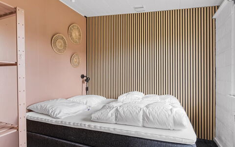 Solvey - 700M from the Sea: Parete, Interior Design, Camera Da Letto, Letto, Pavimento, Lenzuolo, Pavimentazione, Bedding, Soffitto, Mobilia