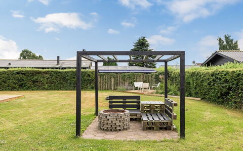 Solvey - 700M from the Sea: Shade, Giardino, Struttura Esterna, Pergola, Mobili Da Esterno, Prato, Gazebo, Cortile, Padiglione, Backyard