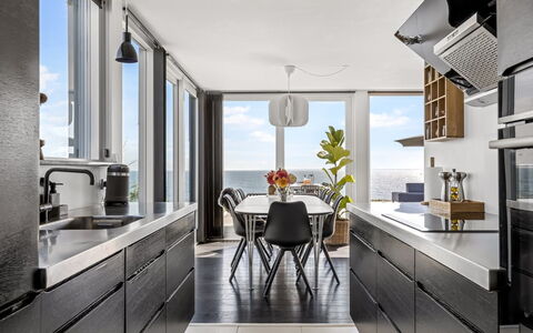 Lin - 80M from the Sea: Cucina, Mobilia, Controsoffitto, Interior Design, Elettrodomestico Da Cucina, Soffitto, Pavimentazione, Cabinetry, Sedia, Illuminazione