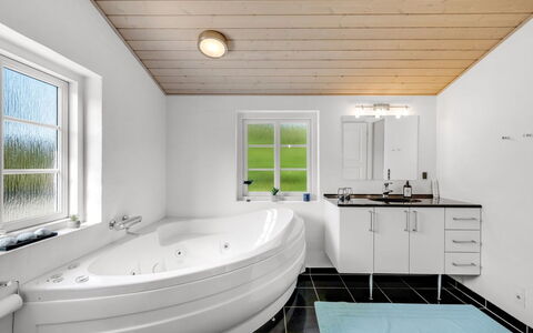 Helma - 580M to the Fjord: Pavimentazione, Interior Design, Idraulico Fixture, Soffitto, Pavimento, Bagno, Idraulico, Vasca Da Bagno, Casa, Rubinetto