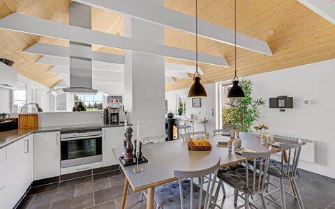 Helma - 580M to the Fjord: Interior Design, Mobilia, Pavimentazione, Legna, Soffitto, Cucina, Lampada, Illuminazione, Cucina & Sala Da Pranzo Tavolo, Pavimento