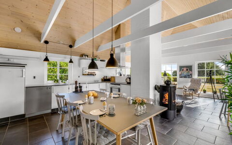 Helma - 580M to the Fjord: Mobilia, Legna, Pavimentazione, Interior Design, Soffitto, Sedia, Pavimento, Illuminazione, Cucina, Tavolo