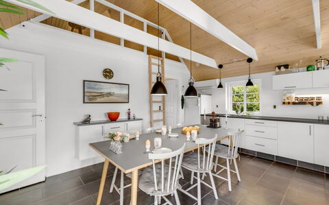 Helma - 580M to the Fjord: Mobilia, Interior Design, Pavimentazione, Cucina, Legna, Soffitto, Cucina & Sala Da Pranzo Tavolo, Lampada, Pavimento, Sedia
