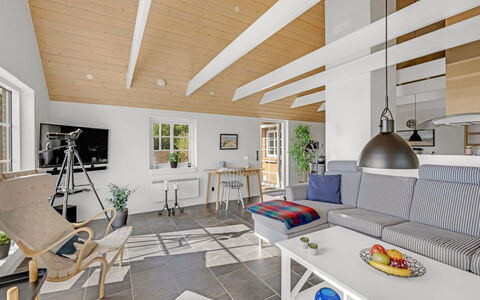Helma - 580M to the Fjord: Mobilia, Interior Design, Pavimentazione, Legna, Soffitto, Divano, Pavimento, Tavolo, Sedia, Soggiorno
