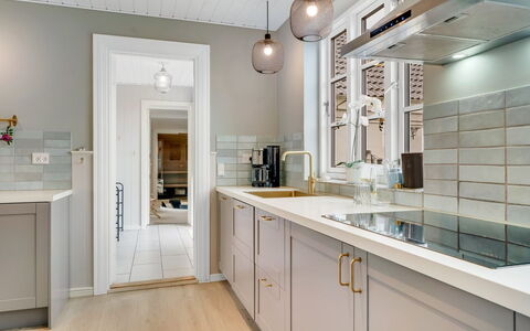 Filine - 100M from the Sea: Interior Design, Pavimentazione, Cucina, Cabinetry, Controsoffitto, Lampada, Legna, Pavimento, Mobilia, Soffitto