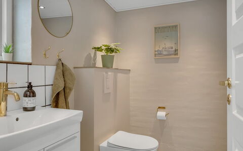 Filine - 100M from the Sea: Idraulico Fixture, Pavimentazione, Pavimento, Bagno, Interior Design, Gabinetto, Toilet Seat, Idraulico, Rubinetto, Lavello