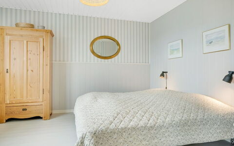 Filine - 100M from the Sea: Camera Da Letto, Interior Design, Letto, Legna, Soffitto, Bedding, Lampada, Tessile, Pavimentazione, Mobilia