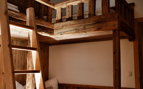 Kaiserchalet: Mobilia, Letto, Letto A Castello, Legna, Camera Da Letto, Interior Design, Pavimento, Pavimentazione, Bedding, Camera
