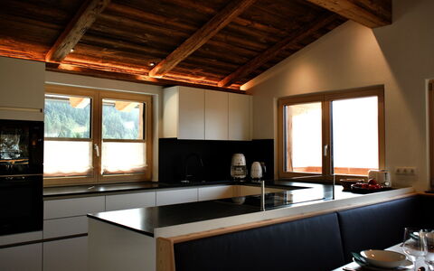 Kaiserchalet: Cucina, Mobilia, Interior Design, Pavimentazione, Controsoffitto, Legna, Soffitto, Cabinetry, Pavimento, Casa