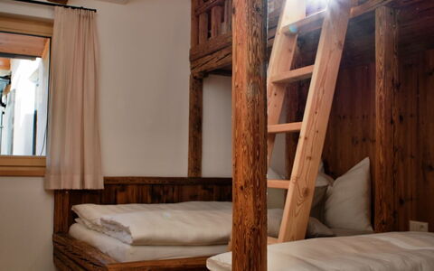 Kaiserchalet: Legna, Interior Design, Mobilia, Letto, Soffitto, Pavimento, Camera Da Letto, Camera, Color Legno, Latifoglie