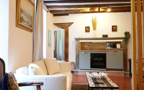 Ludiano 25: Mobilia, Interior Design, Pavimentazione, Parete, Divano, Pavimento, Legna, Camera, Soffitto, Soggiorno