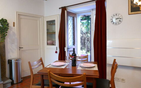 Ludiano 25: Mobilia, Legna, Pavimentazione, Interior Design, Sala Da Pranzo, Tavolo, Cucina & Sala Da Pranzo Tavolo, Sedia, Pavimento, Illuminazione