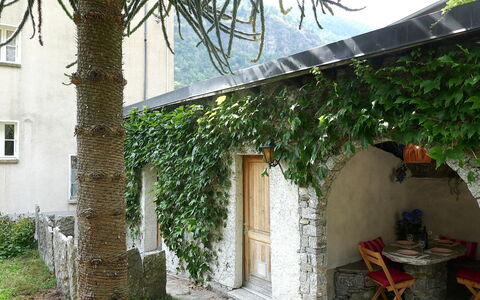 Ludiano 25: Parete, Shade, Giardino, Muro ​​Di Pietra, Backyard, Pianta Della Casa, Hacienda, Cortile