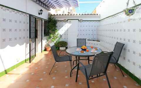 La Mar Serena: Mobilia, Pavimentazione, Pavimento, Sedia, Tavolo Esterno, Mobili Da Esterno, Cucina & Sala Da Pranzo Tavolo, Pianta Della Casa, Balcone, Vaso Di Fiori