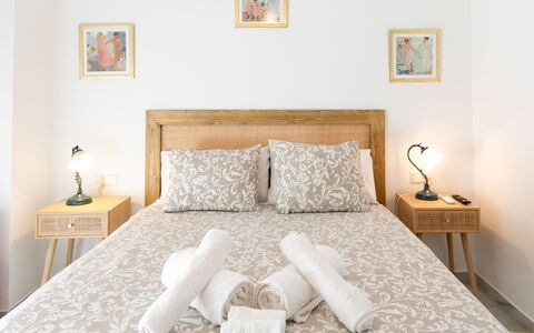 La Mar Serena: Letto, Mobilia, Bedding, Camera Da Letto, Interior Design, Lenzuolo, Parete, Pavimento, Legna, Pavimentazione