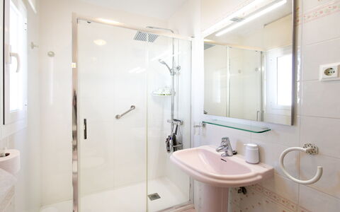 La Mar Serena: Bagno, Idraulico Fixture, Lavandino Del Bagno, Pavimentazione, Lavello, Interior Design, Pavimento, Rubinetto, Idraulico, Doccia