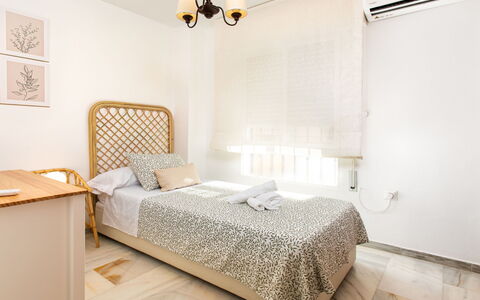 La Mar Serena: Mobilia, Letto, Interior Design, Camera Da Letto, Parete, Bedding, Lenzuolo, Pavimento, Legna, Pavimentazione