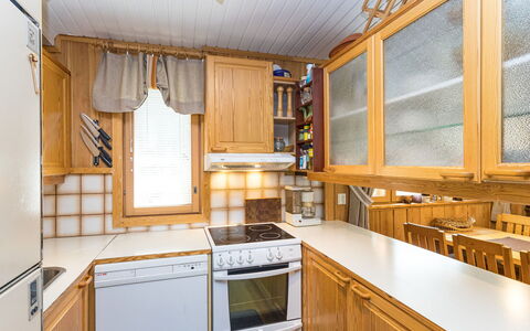 Hakojärventie 3B: Cucina, Legna, Interior Design, Apparecchio Major, Controsoffitto, Cabinetry, Elettrodomestico Da Cucina, Pavimentazione, Soffitto, Camera