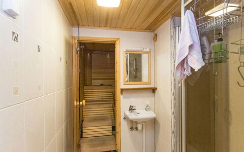 Hakojärventie 3B: Pavimentazione, Pavimento, Legna, Interior Design, Idraulico Fixture, Camera, Idraulico, Soffitto, Bagno, Rubinetto
