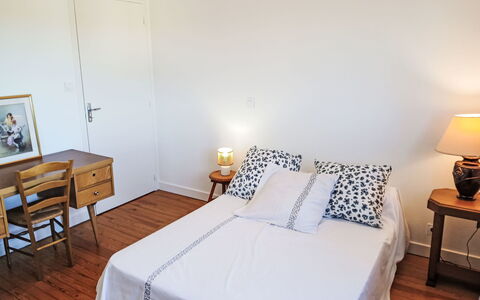 Puys-Richards: Letto, Mobilia, Bedding, Camera Da Letto, Pavimento, Pavimentazione, Lenzuolo, Interior Design, Parete, Legna