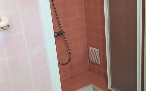 Puys-Richards: Pavimentazione, Pavimento, Bagno, Idraulico Fixture, Piastrella, Materiale Composito, Idraulico, Doccia Porta, Doccia