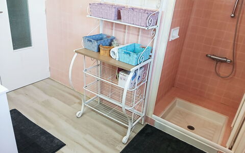 Puys-Richards: Pavimento, Pavimentazione, Interior Design, Camera, Scaffalature, Mensola, Cestino, Piastrella