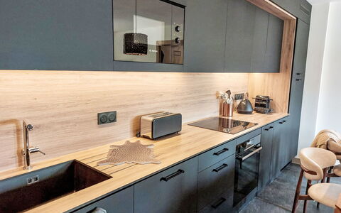 Le Caprice Blanc: Controsoffitto, Cucina, Interior Design, Pavimentazione, Cabinetry, Legna, Mobilia, Pavimento, Rubinetto, Lavello