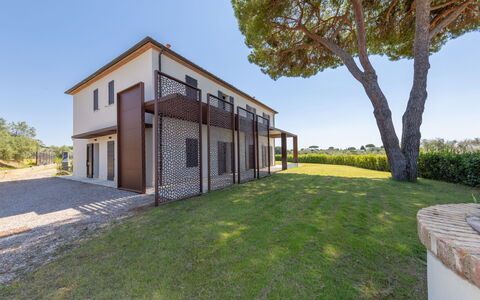 San Giuseppe: Casa, Estate, Agriturismo, Shade, Landscaping, Portico, Villa, Balcone, Dimora, Recinzione