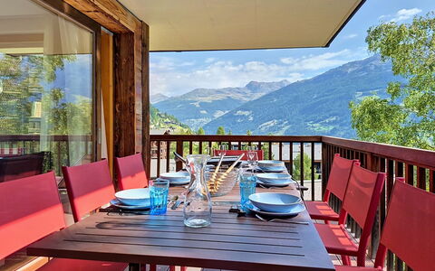 Les Rahâs A5: Mobilia, Sedia, Tavolo, Interior Design, Cucina & Sala Da Pranzo Tavolo, Portico, Catena Montuosa, Eco Hotel, Latifoglie, Color Legno