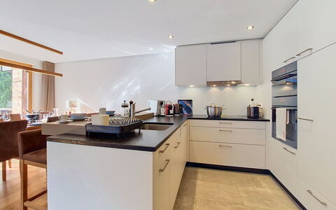 Les Rahâs A5: Cucina, Controsoffitto, Interior Design, Mobilia, Pavimentazione, Elettrodomestico Da Cucina, Cabinetry, Legna, Soffitto, Lampada